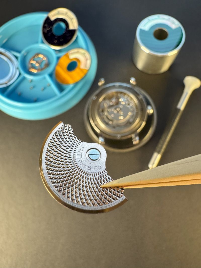 masse oscillante de la montre TilOne de TilTime avec guillochage